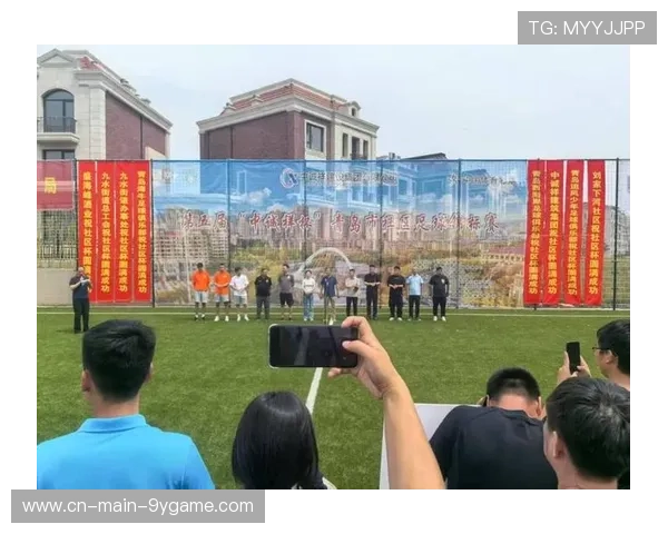 冠军球队球员参与社区文化活动促进城市体育文化建设，社区足球文化